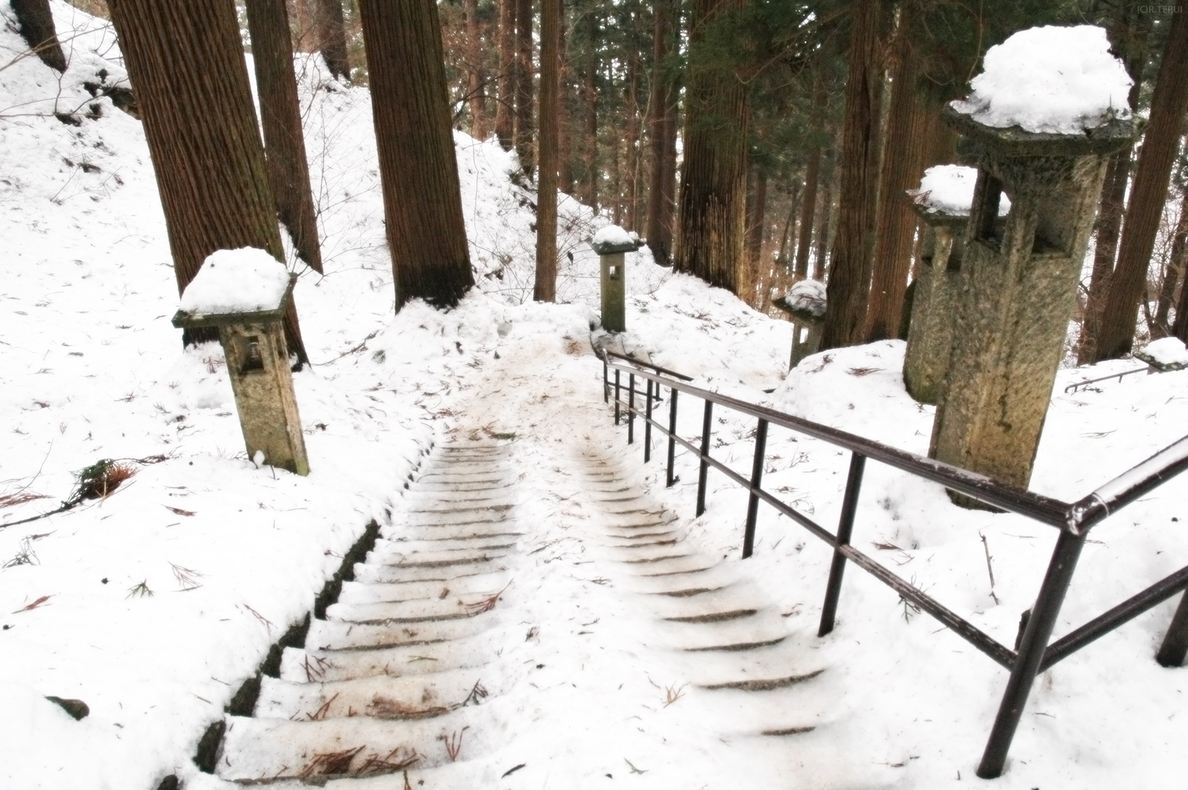 山寺　写真1　雪の石段