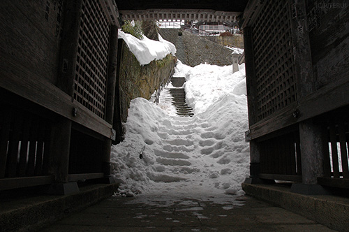 仁王門と雪段