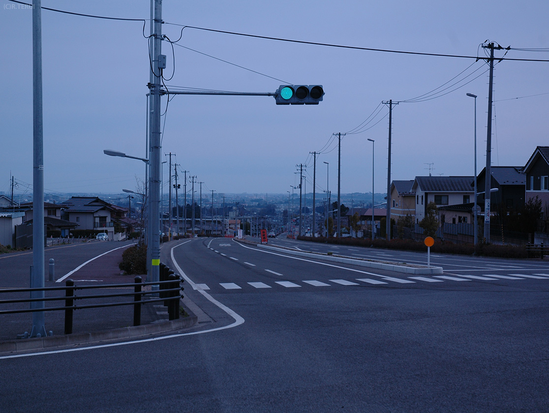 遠くに海の見える道