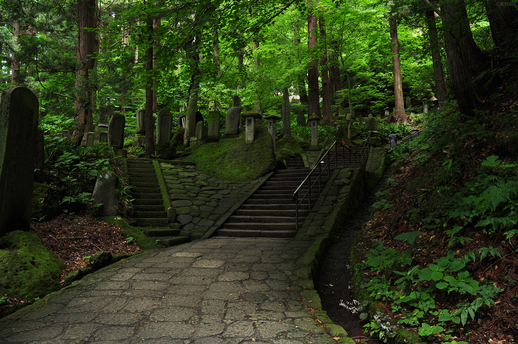 山寺　写真2　山門をくぐって少し行った所