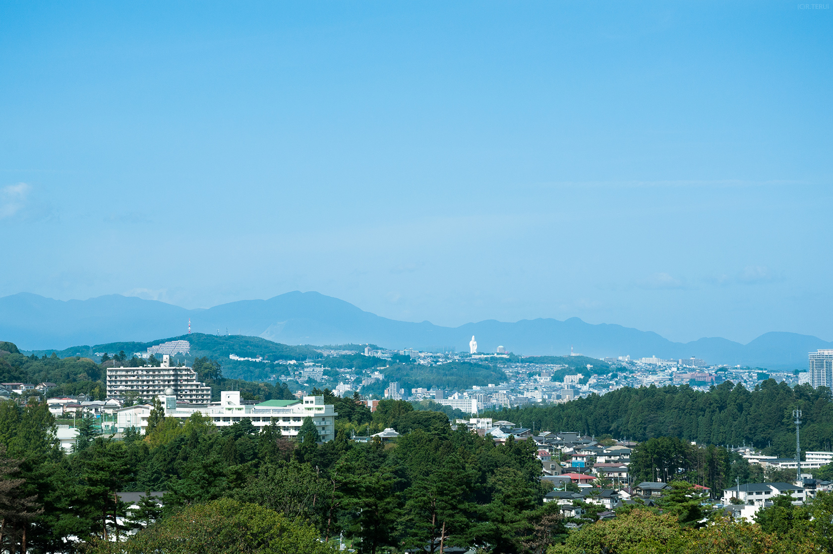 大年寺山　写真4　ロータリーの丘から　仙台大観音　泉ヶ岳