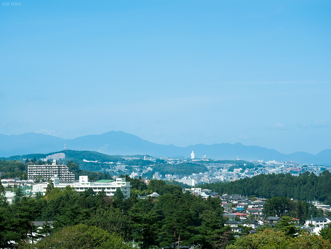 ロータリーの丘から眺める仙台大観音と泉ヶ岳