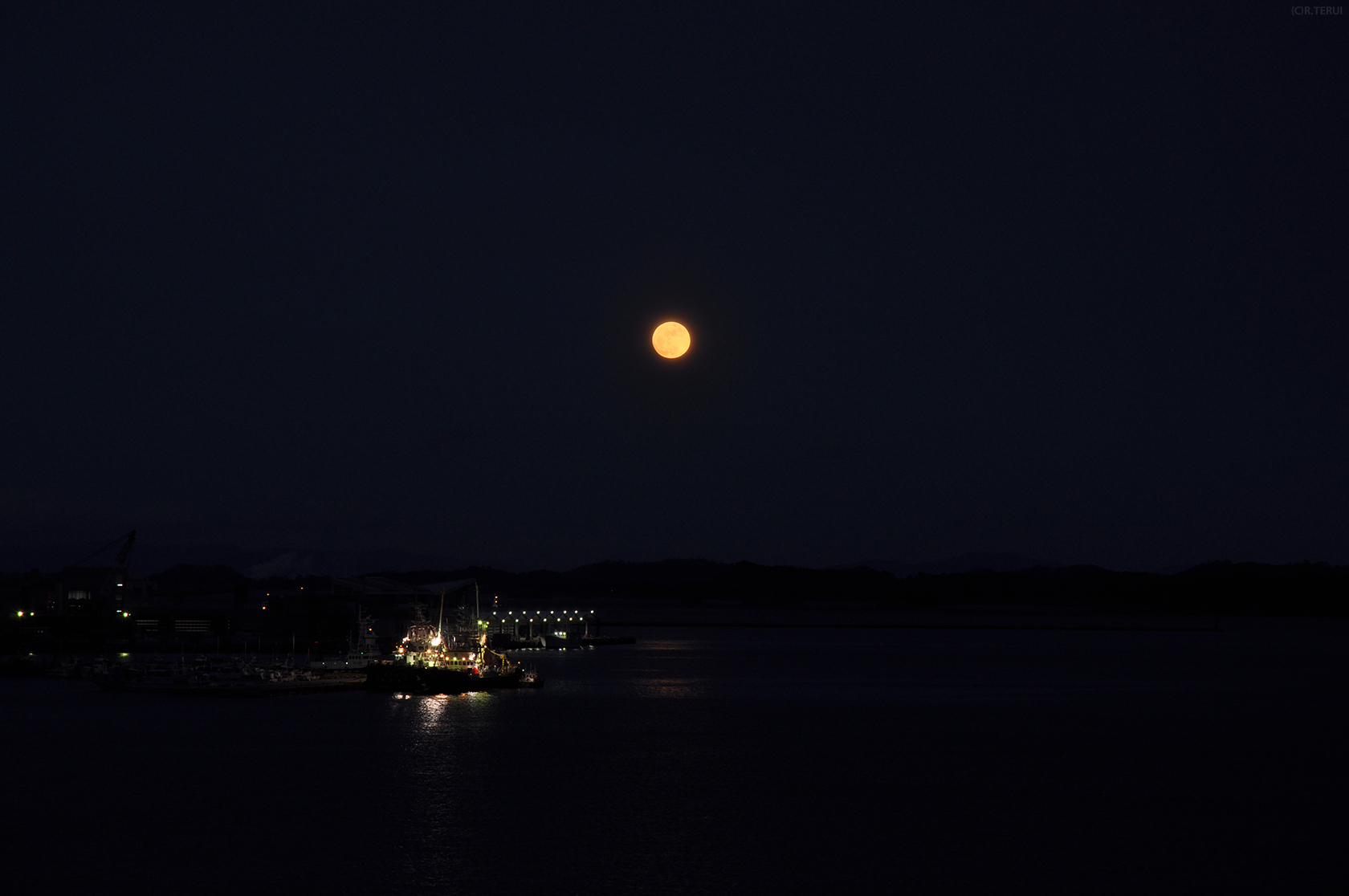 塩竈　写真2　夜の海に月