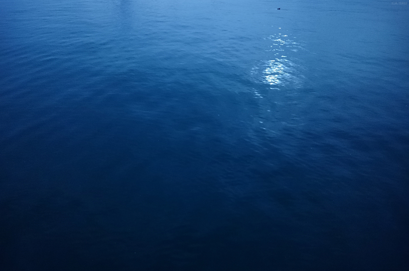 塩竈　写真9　青い海面