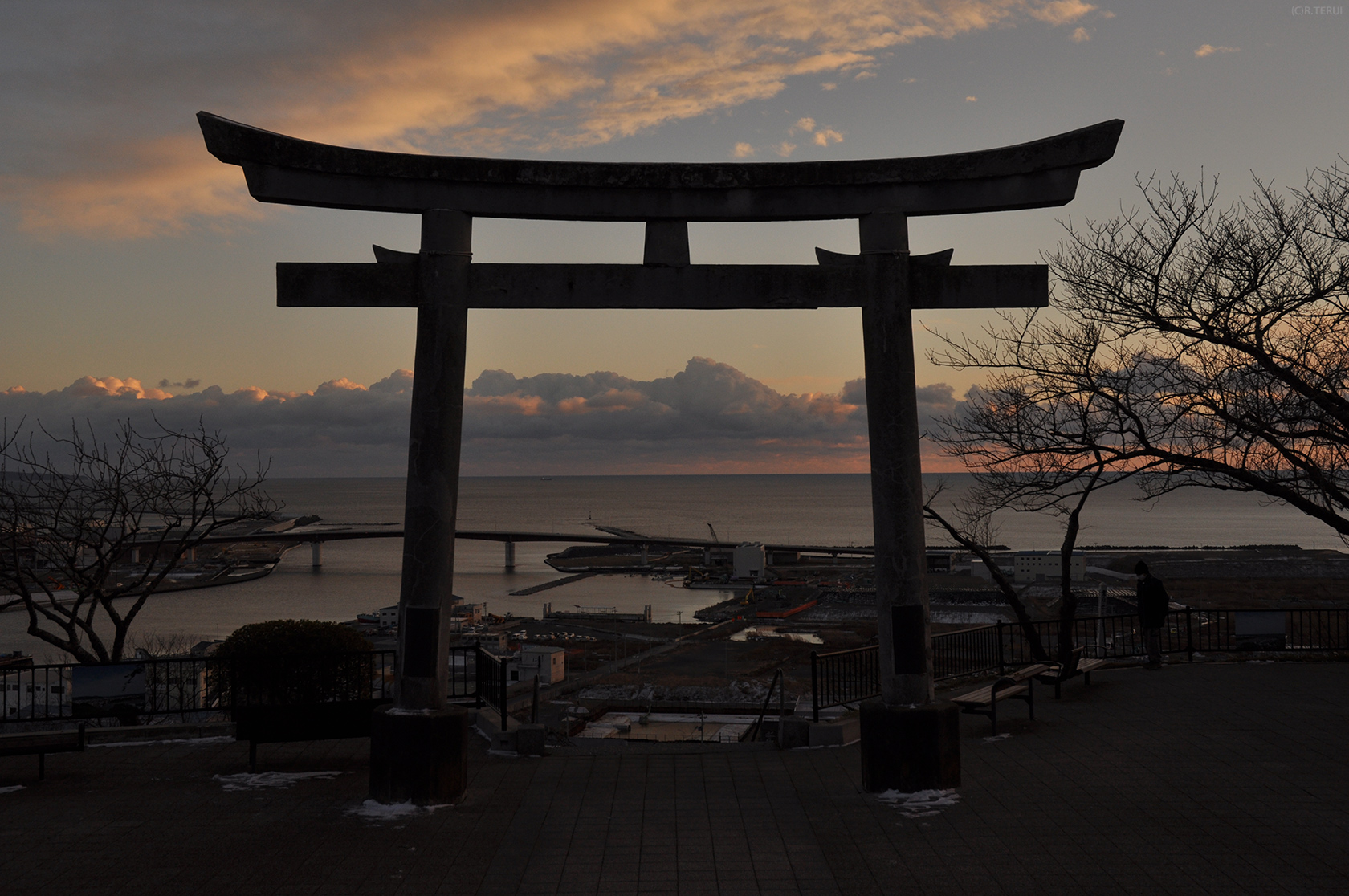 石巻　写真11　夕暮れの鳥居　鹿島御児神社