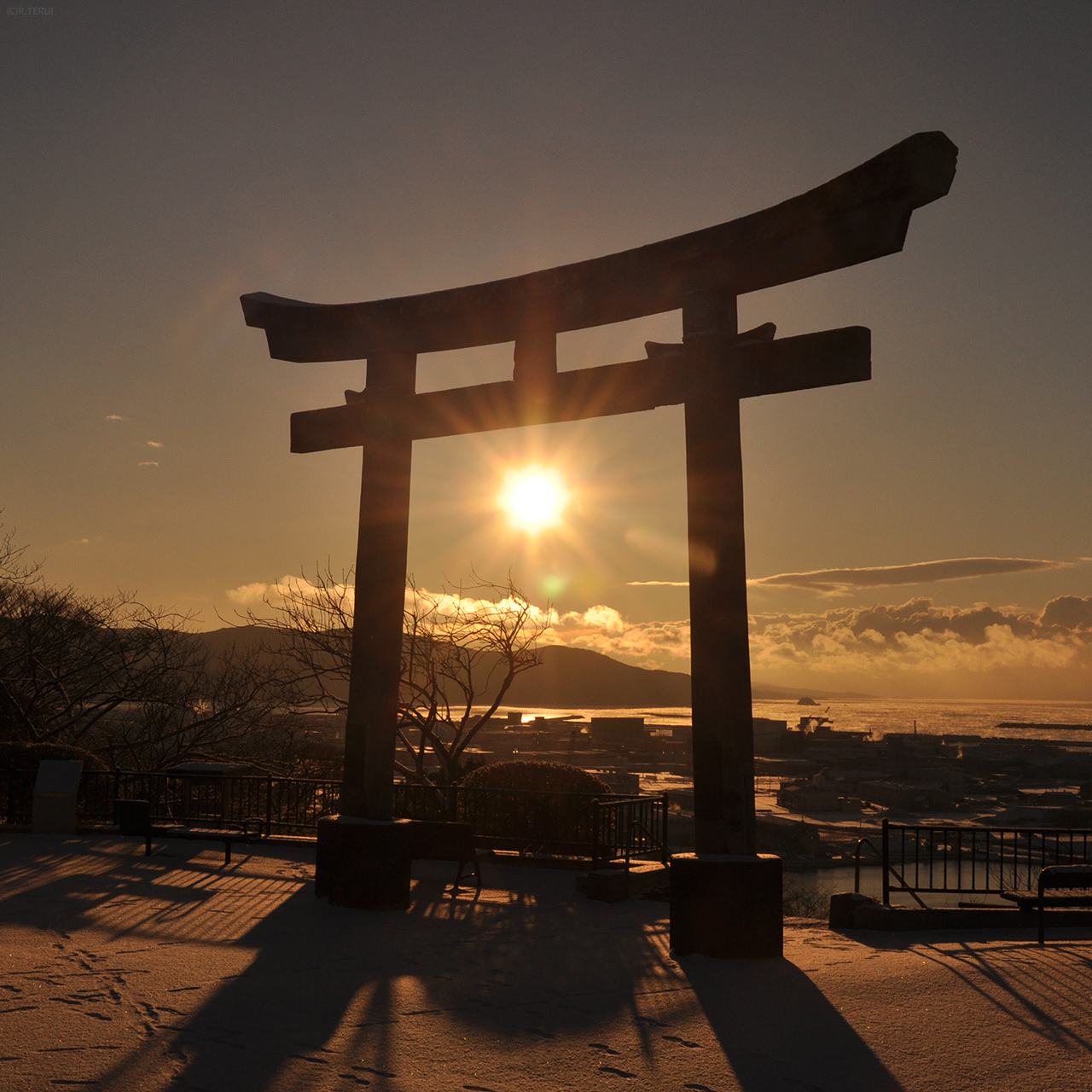 鹿島御児神社　鳥居と朝陽